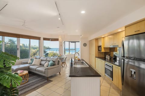 Natural landscape, View (from property/room), Kitchen or kitchenette, Living room, Seating area, Dining area, Sea view, dishwasher, oven, stove