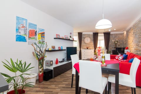 TV and multimedia, Living room, Seating area, Dining area
