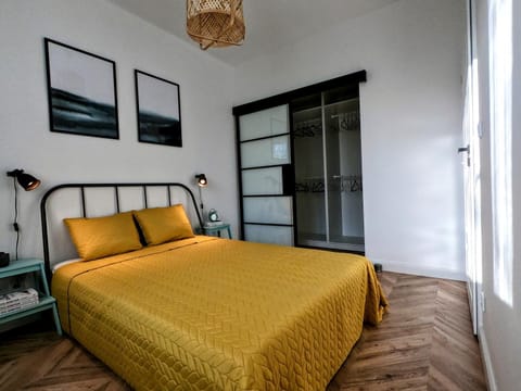 Bed, Photo of the whole room, Bedroom, heating, wardrobe, washing machine
