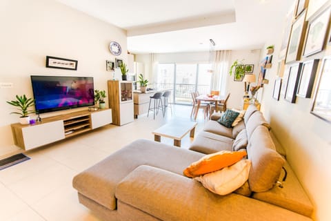 TV and multimedia, Seating area, Evening entertainment, air conditioner
