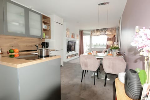 TV and multimedia, Kitchen or kitchenette, Dining area, oven, stove