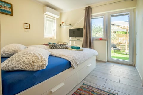 Bed, TV and multimedia, Bedroom, Garden view
