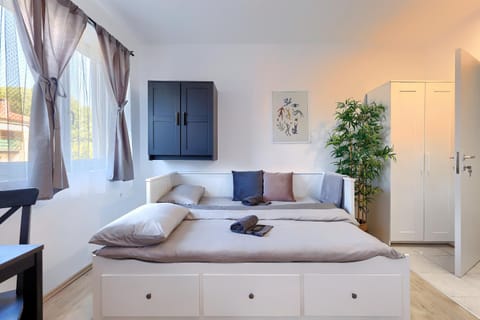 Bed, Living room, Bedroom, towels, wardrobe