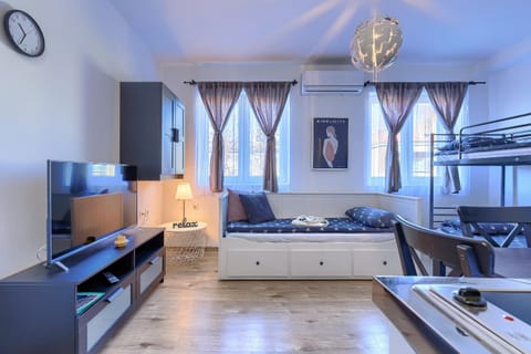 Bed, TV and multimedia, Photo of the whole room, air conditioner
