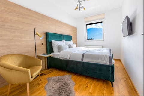 Bed, TV and multimedia, Bedroom