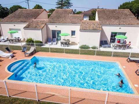 Pool view, Swimming pool, sunbed