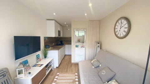 TV and multimedia, Kitchen or kitchenette, Seating area