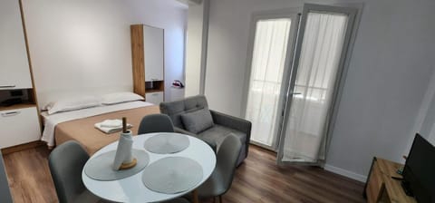 TV and multimedia, Living room, Photo of the whole room, Dining area, Bedroom, hair dresser