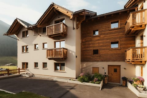 Property building, Day, Natural landscape, View (from property/room), Balcony/Terrace, Mountain view