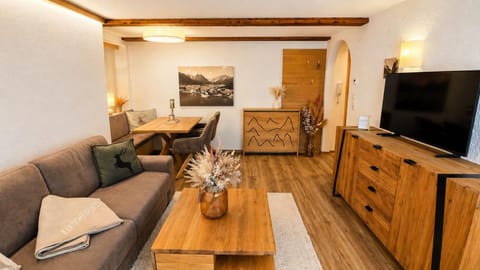 Communal lounge/ TV room, TV and multimedia, Living room, Seating area, Evening entertainment