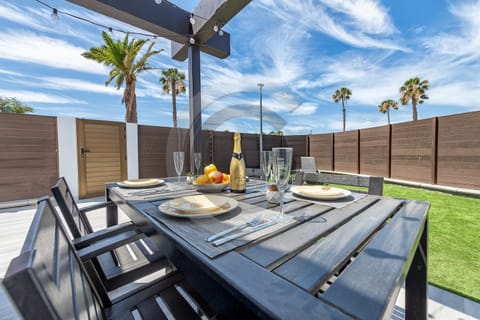 Garden, View (from property/room), Balcony/Terrace, Food and drinks, Dining area, Food, Garden view, Breakfast