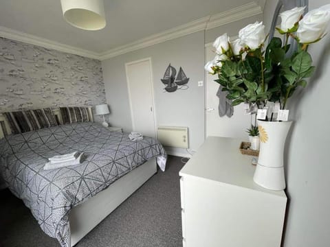 Bed, Photo of the whole room, Decorative detail, Bedroom, towels