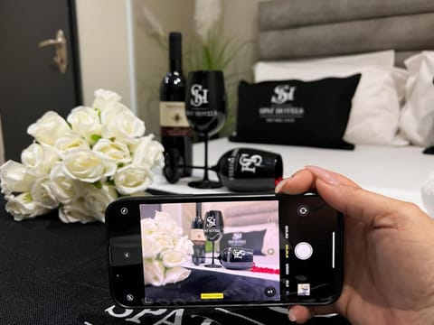 TV and multimedia, Photo of the whole room, Bedroom