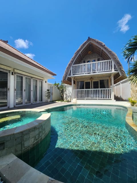 Property building, Day, Pool view, Swimming pool