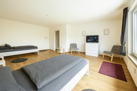 Bed, TV and multimedia, Photo of the whole room, Seating area, Bedroom