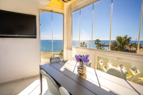 Communal lounge/ TV room, Day, TV and multimedia, View (from property/room), Balcony/Terrace, Sea view