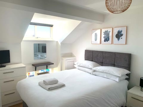 Bed, TV and multimedia, Bedroom, towels