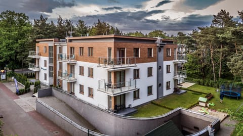 Property building, Day, Neighbourhood, Natural landscape, Garden, Garden view, Street view, Location