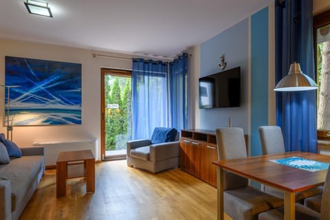 Bed, TV and multimedia, Living room, Seating area