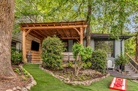 Property building, Patio, Spring, Day, Garden, Balcony/Terrace, Garden view