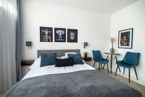 Bed, Living room, Photo of the whole room, Seating area, Bedroom