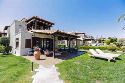 Property building, Patio, Day, Garden, Garden view, sunbed