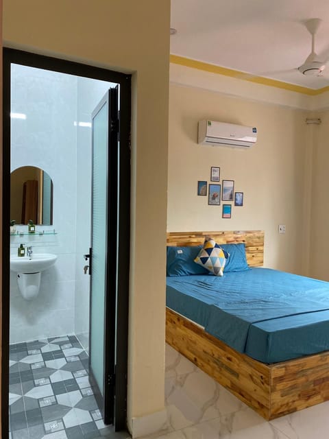 Shower, Toilet, Bed, Bathroom, Photo of the whole room, Bedroom, towels, air conditioner