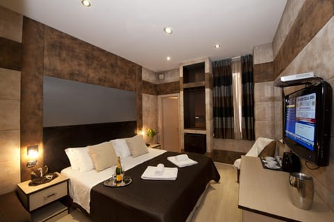 Bathroom, TV and multimedia, Photo of the whole room, Decorative detail, Bedroom
