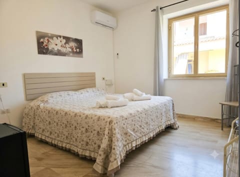 Bed, Bedroom, air conditioner
