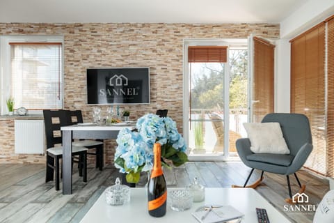 Natural landscape, TV and multimedia, Living room, Decorative detail, Seating area, Dining area, On site
