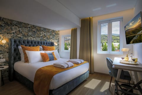 Bed, Natural landscape, Photo of the whole room, Seating area, Bedroom