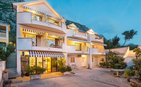 Property building, View (from property/room), Balcony/Terrace, Parking