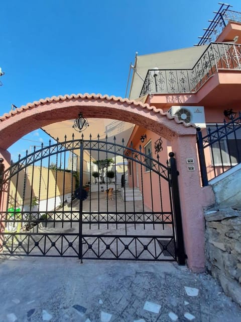 ΜΕ ΘΕΑ ΤΟ ΓΑΛΑΖΙΟ ΤΗΣ ΘΑΛΑΣΣΑΣ House in Magnesia Prefecture, Greece