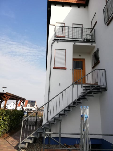 Property building, Day, Balcony/Terrace