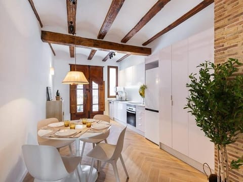 Kitchen or kitchenette, Dining area