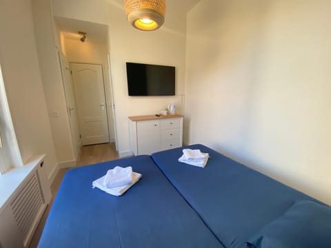 Bed, TV and multimedia, Coffee/tea facilities, Photo of the whole room, Bedroom, towels