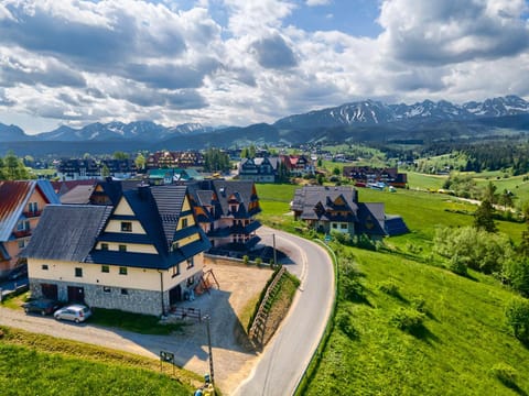 Property building, Spring, Day, Neighbourhood, Natural landscape, Bird's eye view, Mountain view, Street view, Location