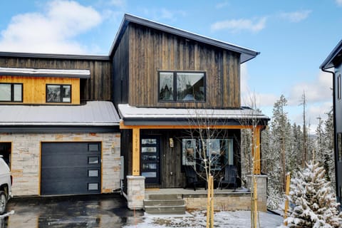 Property building, Restaurant/places to eat, Day, Winter