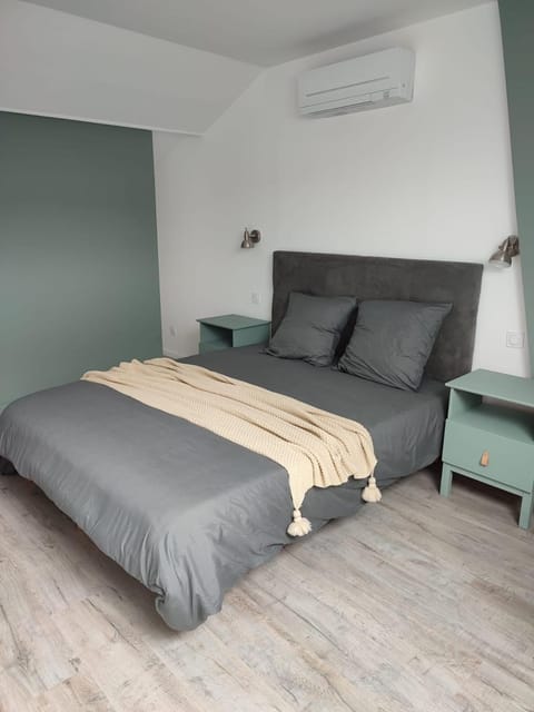 Bed, Bedroom, air conditioner