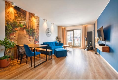 Communal lounge/ TV room, Spring, TV and multimedia, View (from property/room), View (from property/room), Living room, Dining area, City view, River view, River view