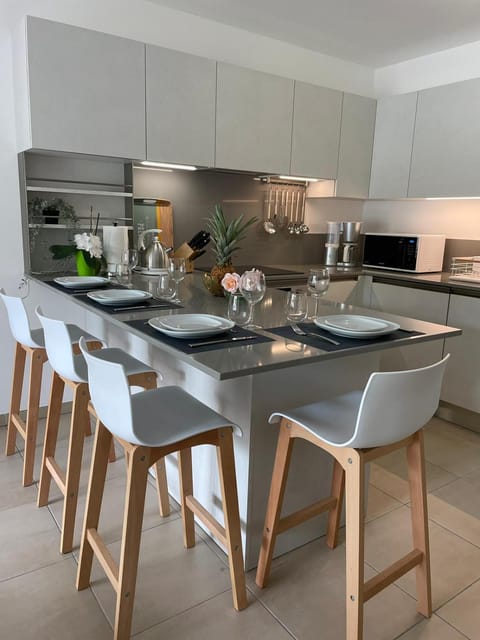 Kitchen or kitchenette, Dining area, dishwasher, minibar, pet friendly, stove