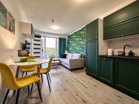 Kitchen or kitchenette, Living room, Seating area, Dining area, pet friendly, stove