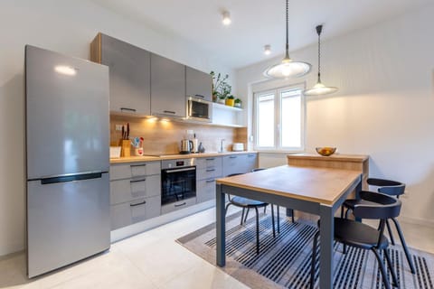 Dining area, dishwasher, pet friendly, stove