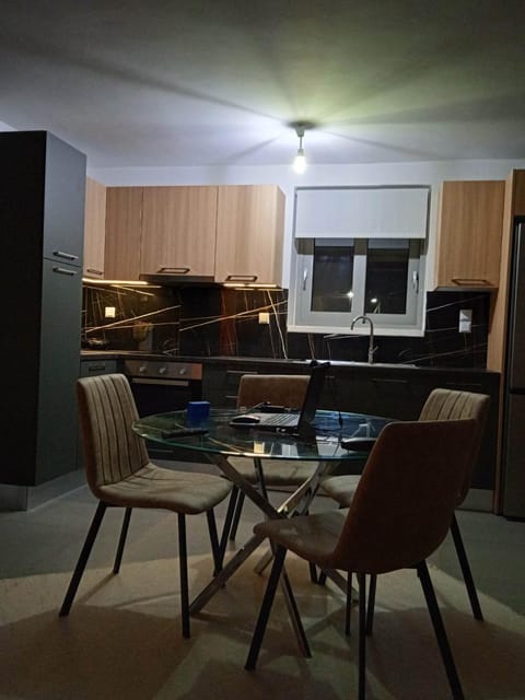 Kitchen or kitchenette, Seating area