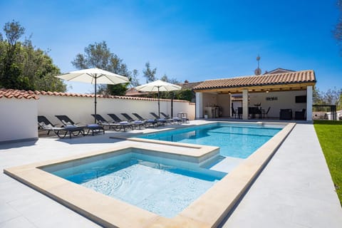 Property building, Patio, Day, Garden, Garden view, Pool view, Swimming pool, sunbed