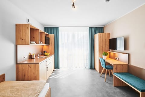 Bed, TV and multimedia, Kitchen or kitchenette, Photo of the whole room, Dining area, Bedroom, hair dresser, minibar, wardrobe