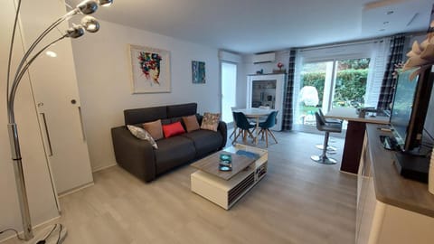 TV and multimedia, Kitchen or kitchenette, Living room, Dining area