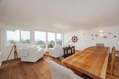Bright and airy beach vacation spot- perfect for families and ocean views House in Moss Beach