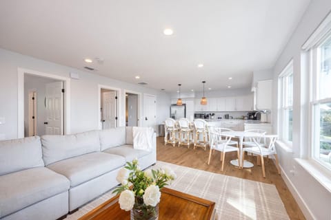 Bright and airy beach vacation spot- perfect for families and ocean views House in Moss Beach