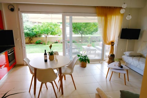 TV and multimedia, Living room, Dining area, Garden view